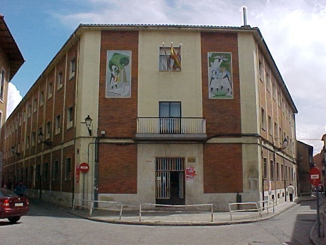 Fachada principal del centro